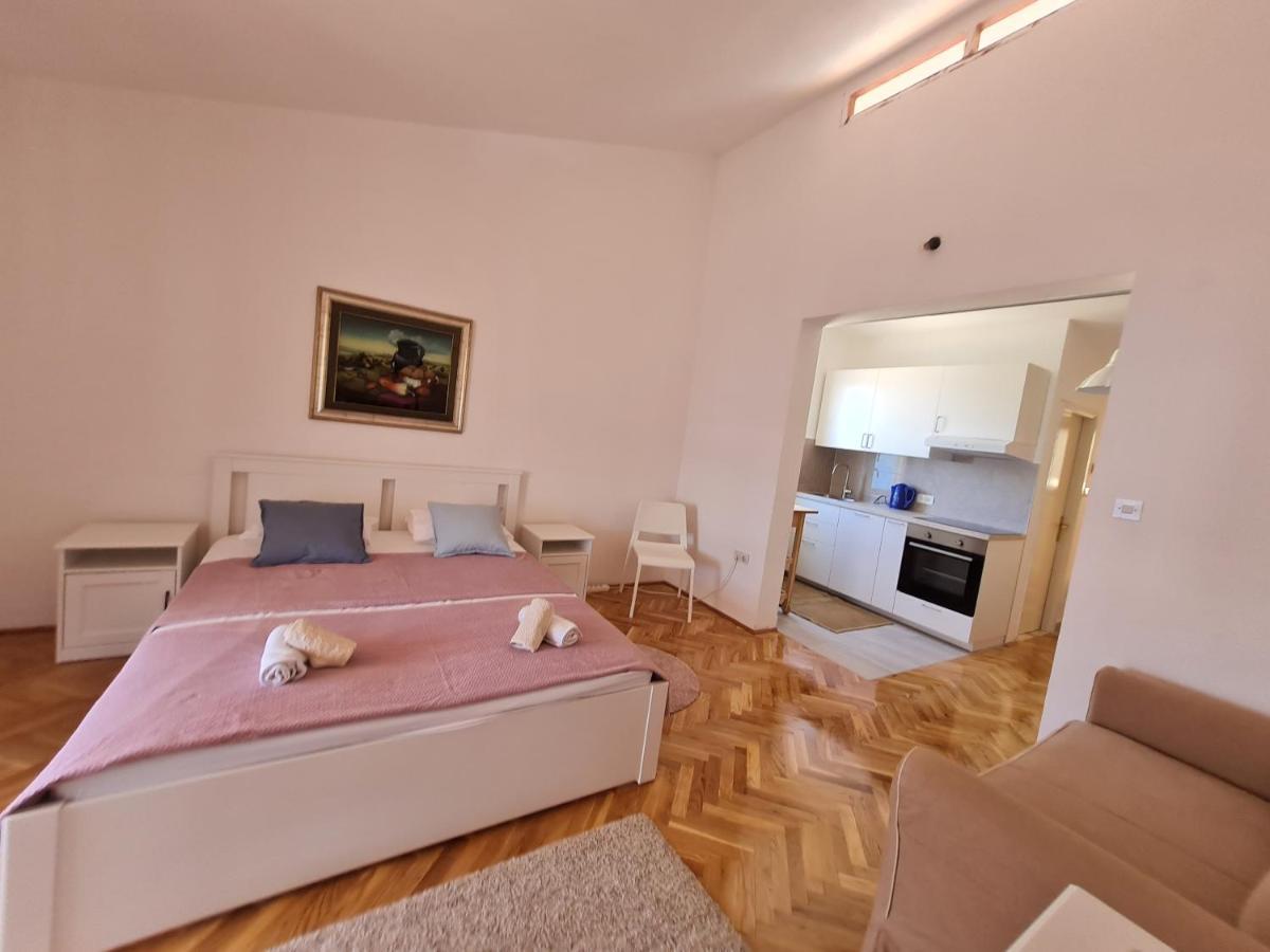 Apartments Apartmani Pintar มีมิตเซ ภายนอก รูปภาพ